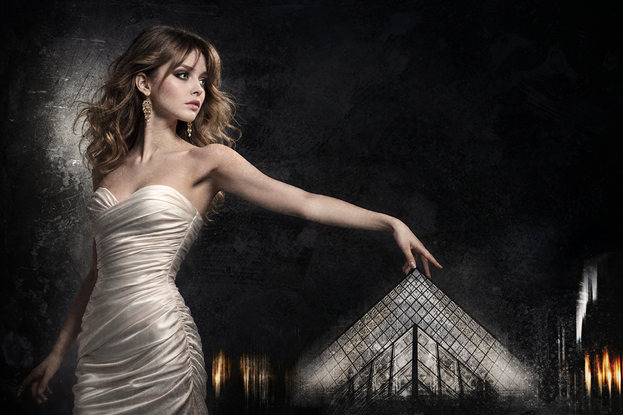 Zeitgenössische Muse aus dem Schatten berührt Glaspyramide des Louvre
